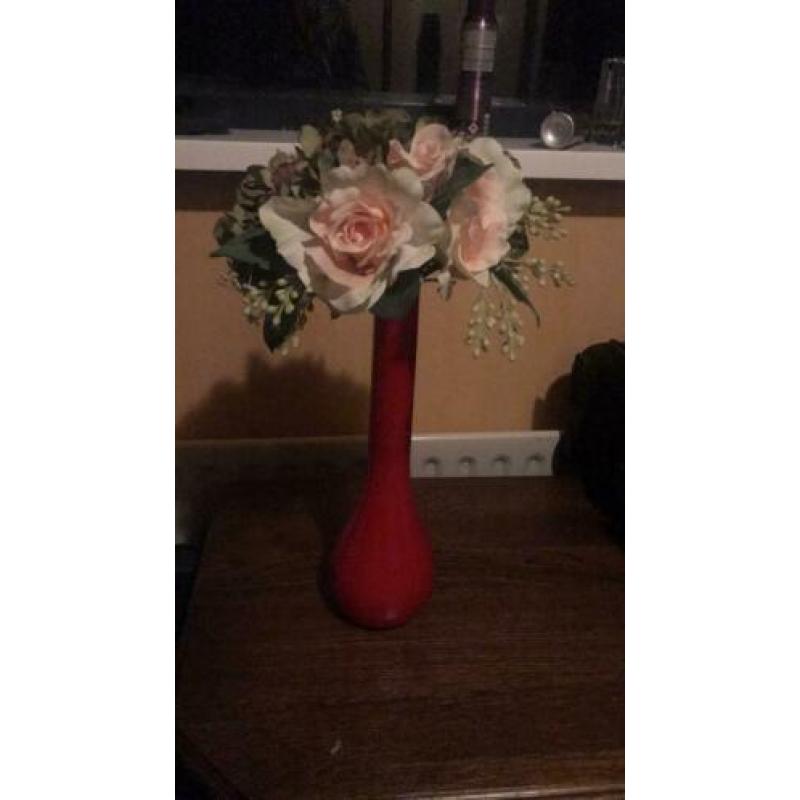 Kunstplant in rode vaas bloemen