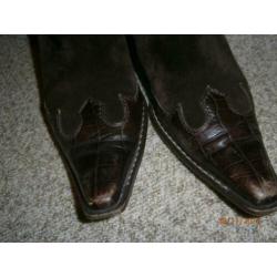 zwarte pumps en bruine laarsen