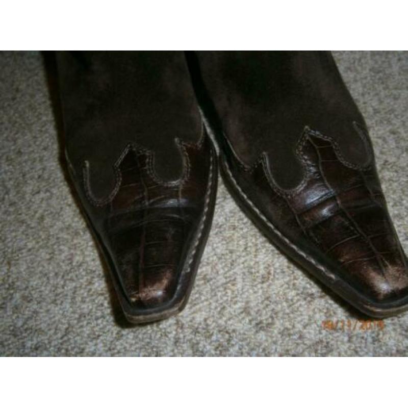zwarte pumps en bruine laarsen
