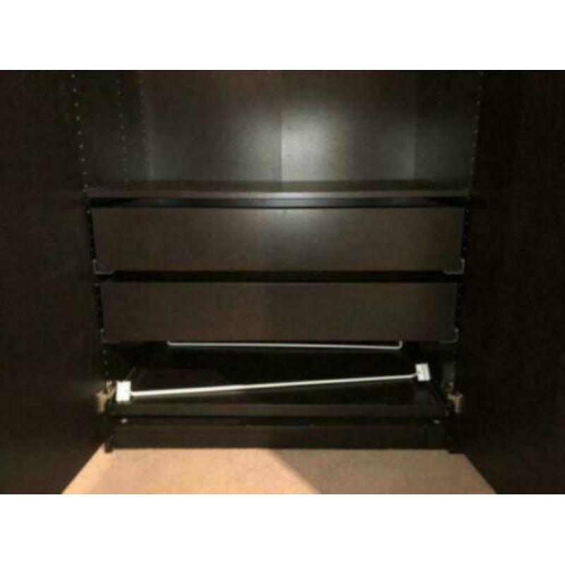 Zwarte Ikea Pax kledinkast 236x150x58+kastinrichting Netjes