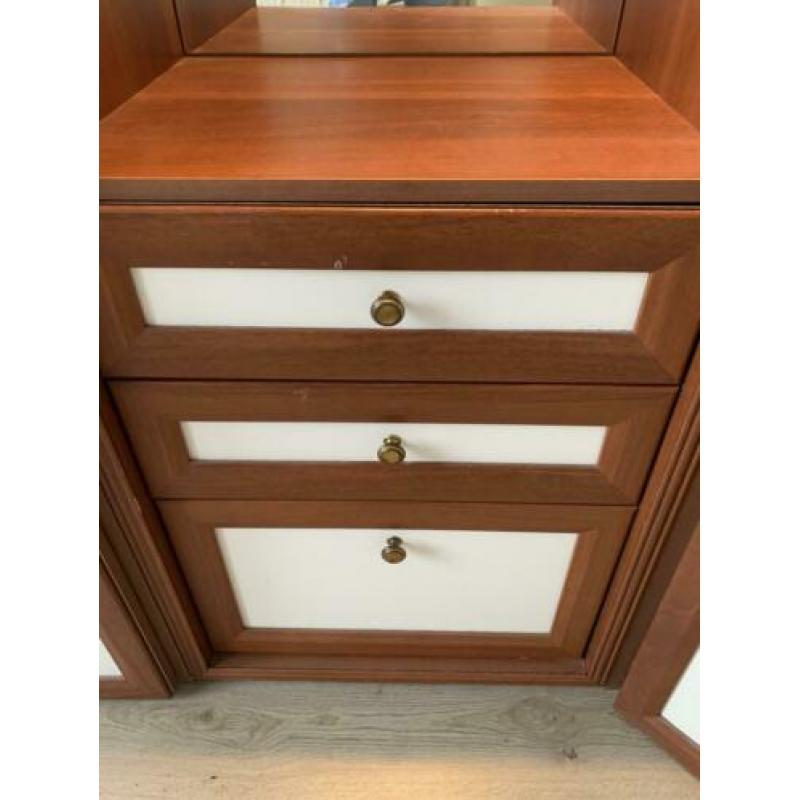 Elegante kledingkast met inloopelement