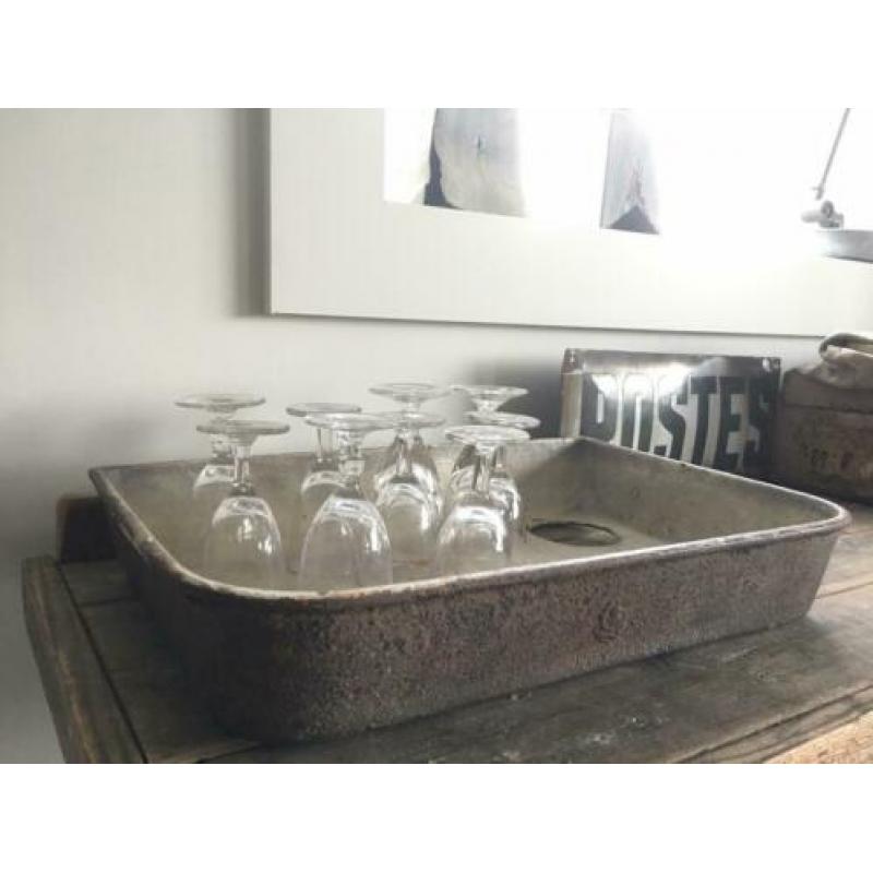 Oude gootsteenbak -mistral-