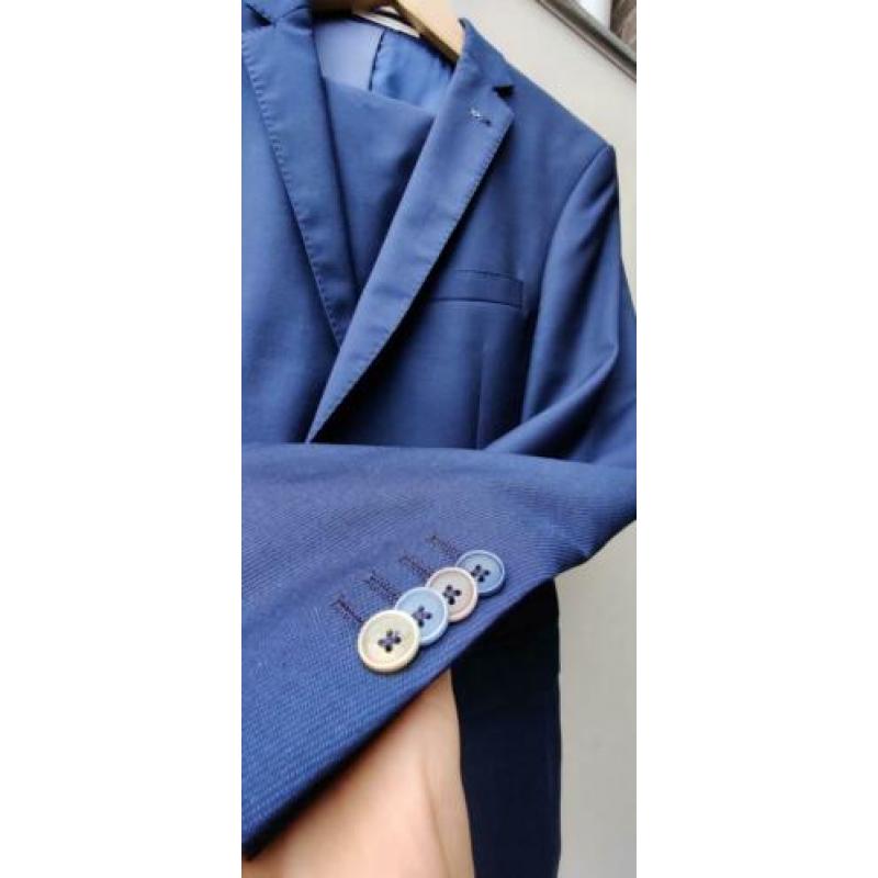 Zeer net blauw pak Van Gils. Maat 48.