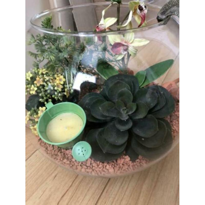 Vissenkom met kunst plantjes