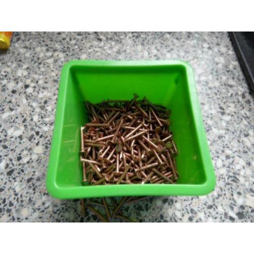 Spijkers en nagels en schroeven