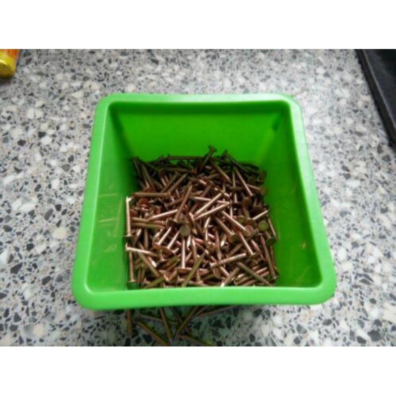 Spijkers en nagels en schroeven