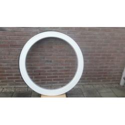 2 nieuwe ronde kunststof kozijnen