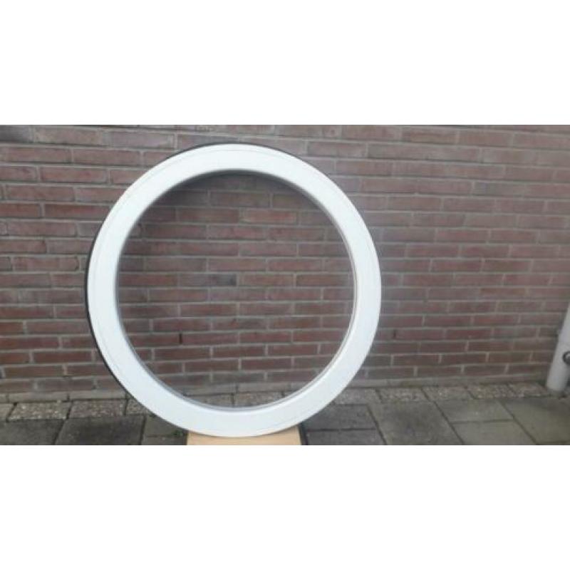 2 nieuwe ronde kunststof kozijnen