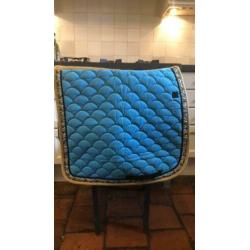 Leuk aqua-blauw dressuurdekje+geborduurde rand, maat full