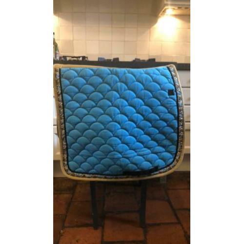 Leuk aqua-blauw dressuurdekje+geborduurde rand, maat full