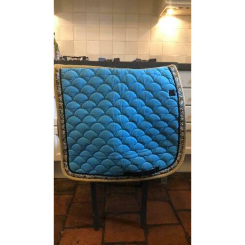 Leuk aqua-blauw dressuurdekje+geborduurde rand, maat full