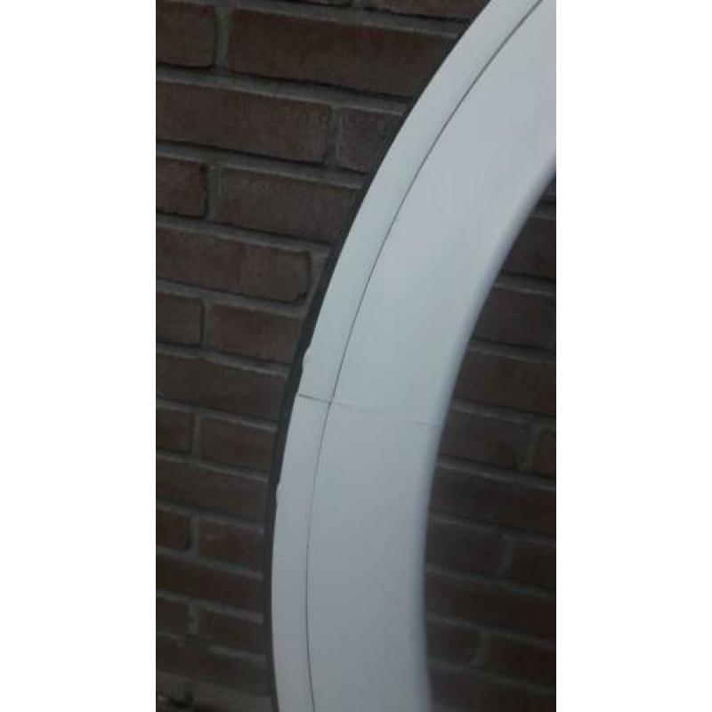 2 nieuwe ronde kunststof kozijnen