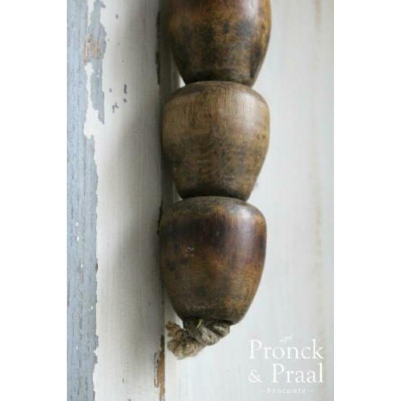 Oud houten ballen aan koord Nr. 1 *Pronck & Praal*
