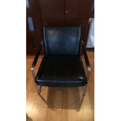 Twee zwarte leren fauteuils