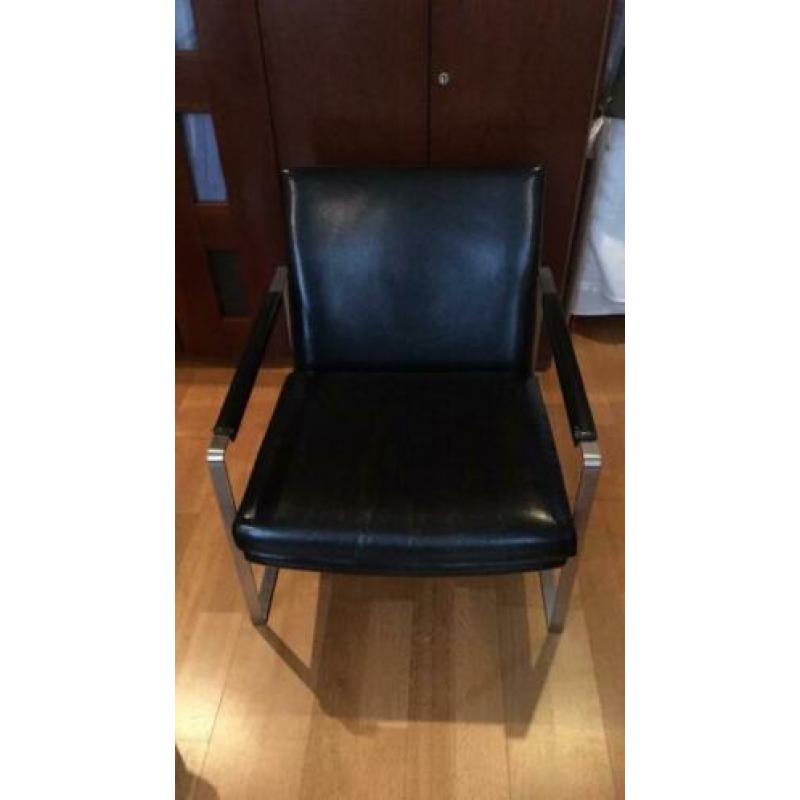Twee zwarte leren fauteuils