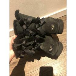 Zwarte Uggs maat 38 met strikjes