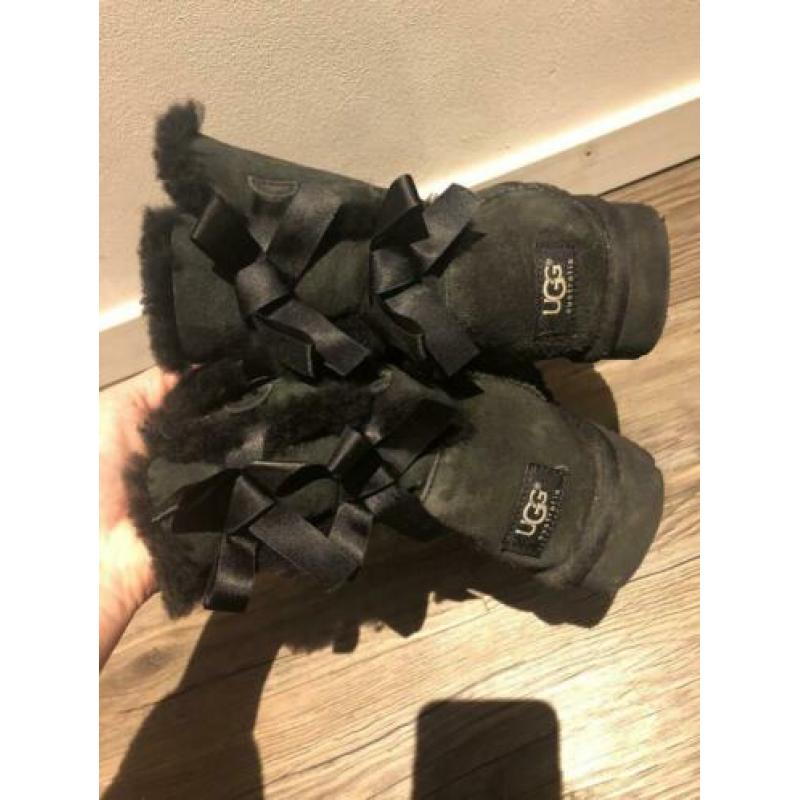 Zwarte Uggs maat 38 met strikjes