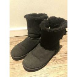 Zwarte Uggs maat 38 met strikjes
