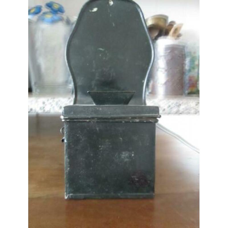 Antieke metalen collecte bus