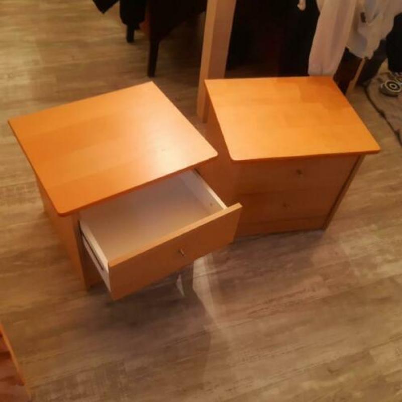 2 Nachtkastjes eikenhout