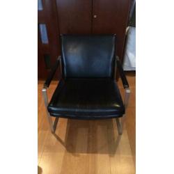 Twee zwarte leren fauteuils