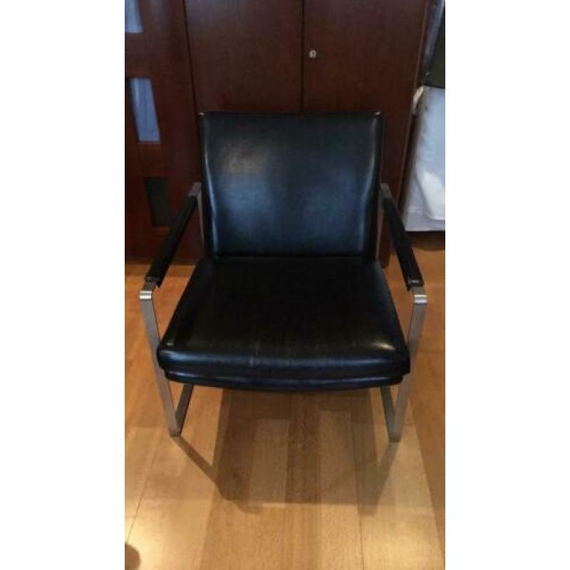 Twee zwarte leren fauteuils