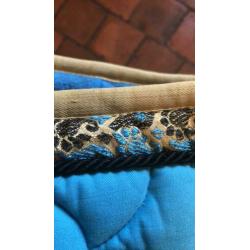 Leuk aqua-blauw dressuurdekje+geborduurde rand, maat full