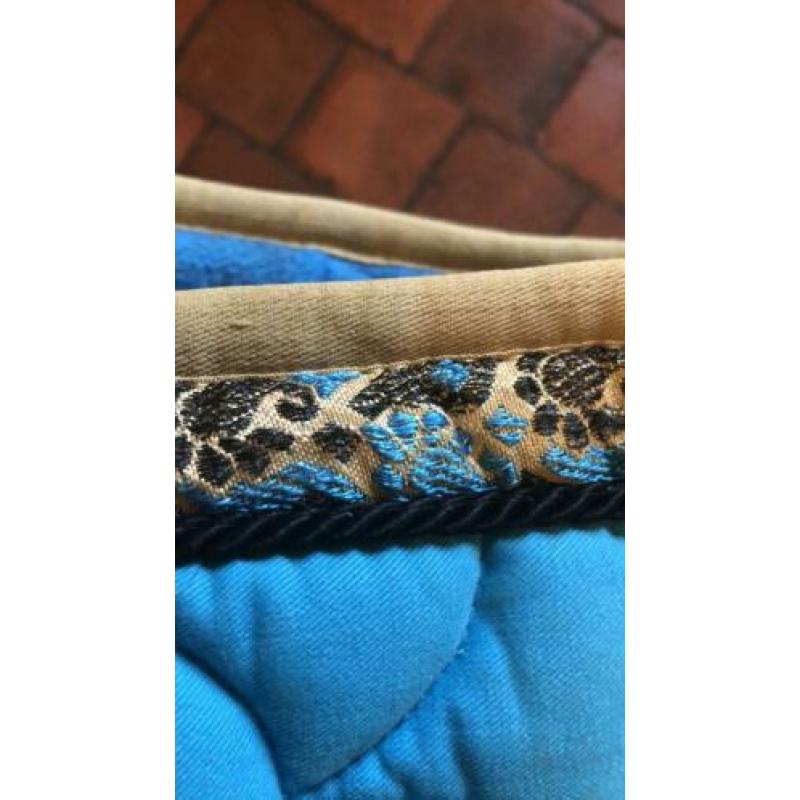 Leuk aqua-blauw dressuurdekje+geborduurde rand, maat full