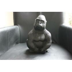 Gorilla van Woo Wee, hoogte tot bovenkant kop 27 cm.