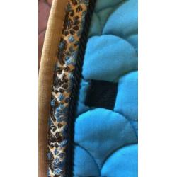Leuk aqua-blauw dressuurdekje+geborduurde rand, maat full