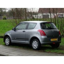 Suzuki Swift 1.3 met Parrot Radio Nette Auto
