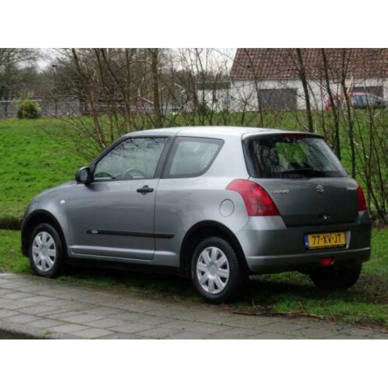 Suzuki Swift 1.3 met Parrot Radio Nette Auto