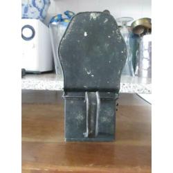 Antieke metalen collecte bus