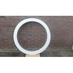 2 nieuwe ronde kunststof kozijnen