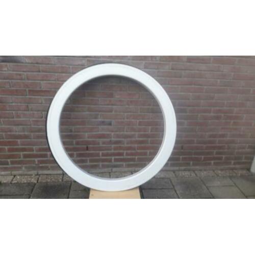 2 nieuwe ronde kunststof kozijnen