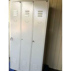 Lockerkast 2x driedeurs lichtgrijs