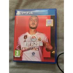 PlayStation 4 + 2 controllers en fifa 20
