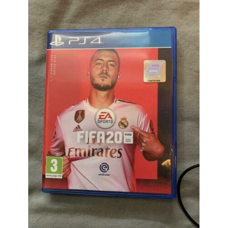 PlayStation 4 + 2 controllers en fifa 20