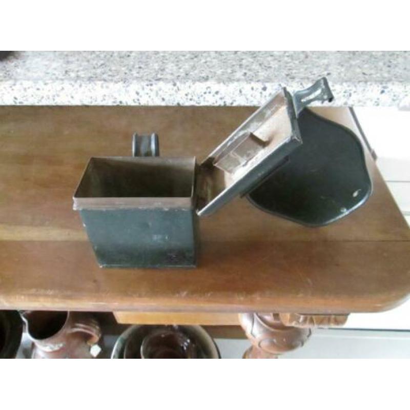 Antieke metalen collecte bus