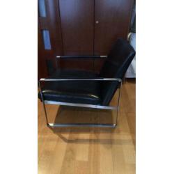 Twee zwarte leren fauteuils