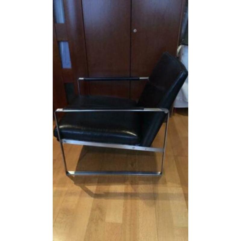 Twee zwarte leren fauteuils