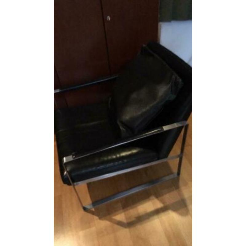 Twee zwarte leren fauteuils