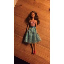 Barbiepoppen met kleding en schoenen, en kam.