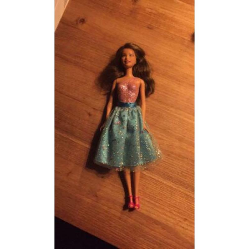 Barbiepoppen met kleding en schoenen, en kam.