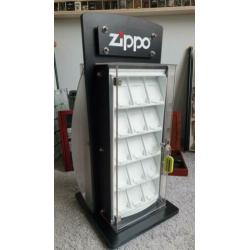 Luxe zippo display op draaiplateau
