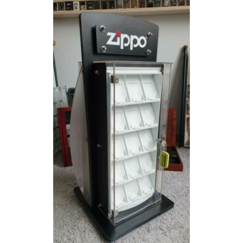 Luxe zippo display op draaiplateau