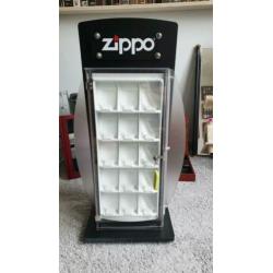 Luxe zippo display op draaiplateau