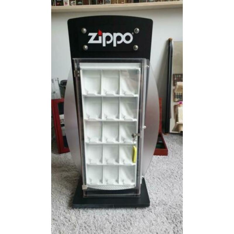 Luxe zippo display op draaiplateau