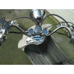 Grande Retro Scooter geel kenteken + bijpassende helm