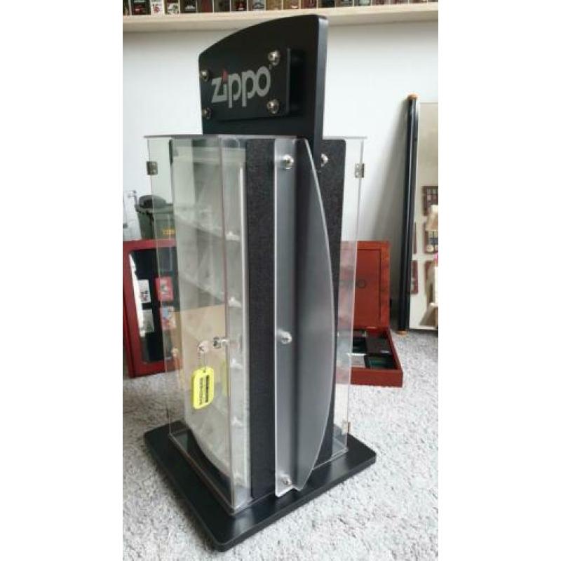 Luxe zippo display op draaiplateau